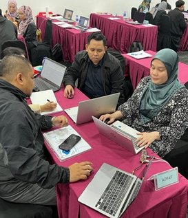 Participants working together on an AI group project